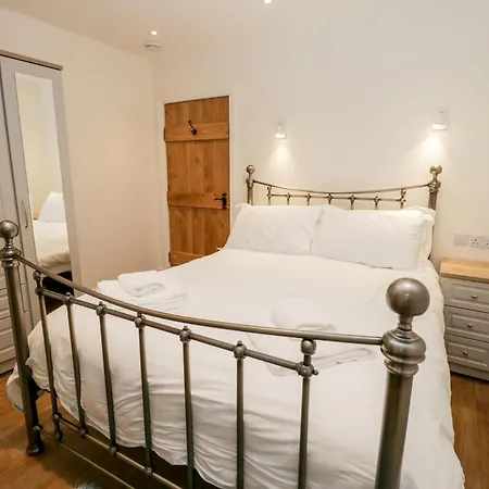 Cartwheel At Broadings Farm 惠特比